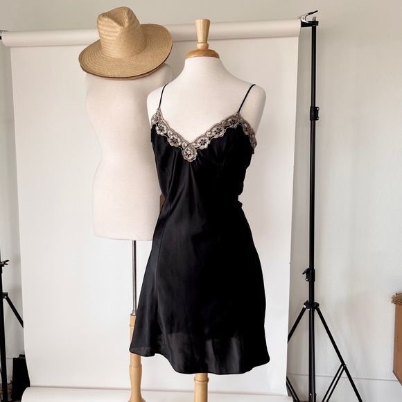 SOLD ❌ VINTAGE BLACK NIGHTDRESS WITH SCALLOP TRIM - Picture 8 of 8